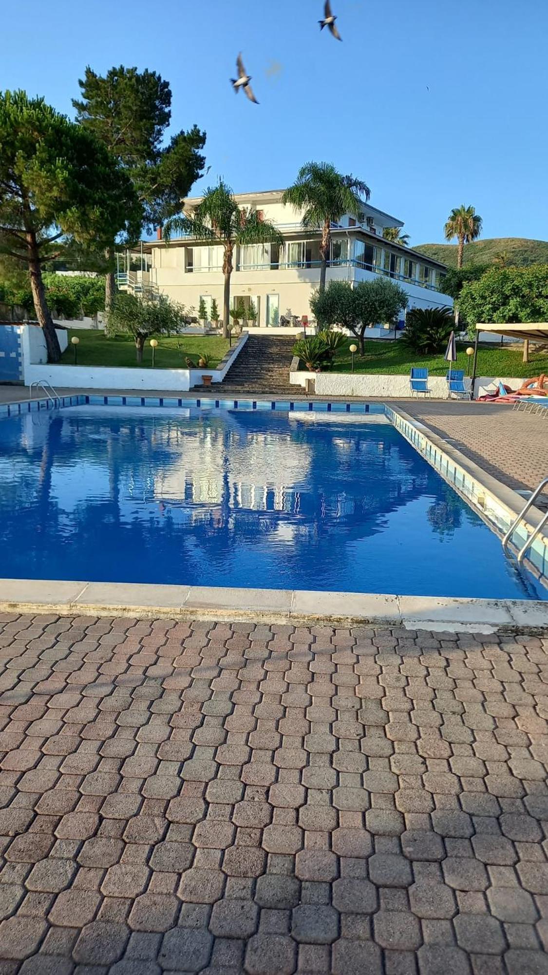 Hotel La Tombola Агрополі Екстер'єр фото